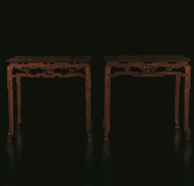 Coppia di Importanti Consolles in Legno di Huali con Decori a Foggia di Teste di Drago, Fenice e ...