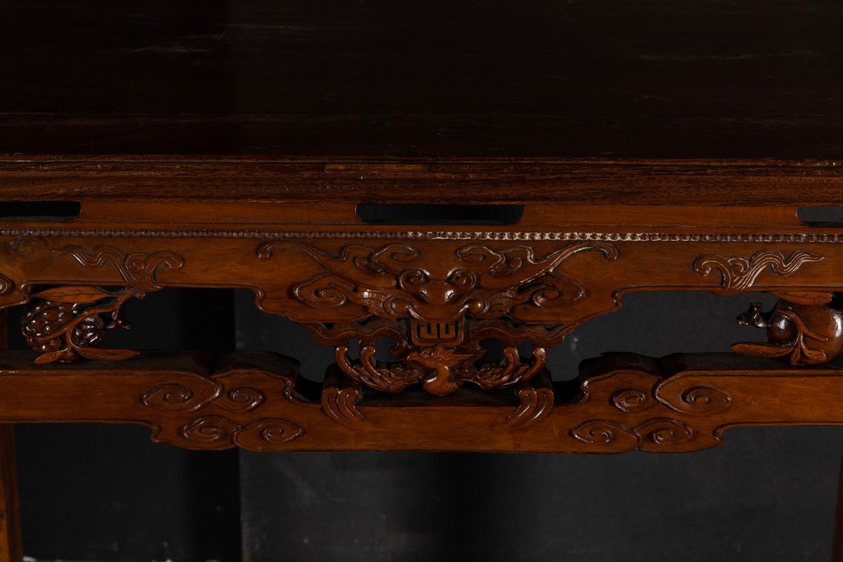 Coppia di Importanti Consolles in Legno di Huali con Decori a Foggia di Teste di Drago, Fenice e ...