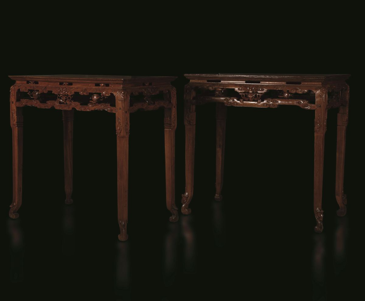 Coppia di Importanti Consolles in Legno di Huali con Decori a Foggia di Teste di Drago, Fenice e ...