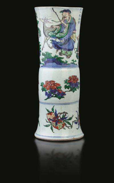 Vaso in Porcellana Famiglia Verde con Figure di Saggi, Decori Floreali e Iscrizioni, Cina, Dinast...