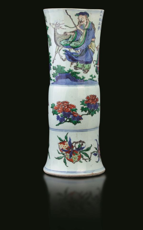 Vaso in porcellana famiglia Verde con figure di saggi, decori floreali e iscrizioni, Cina, Dinastia Qing, epoca Shunzhi (1644-1661)