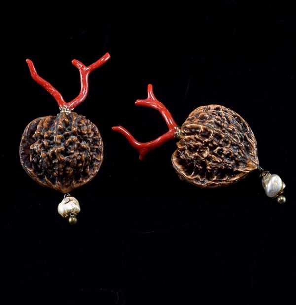 Objets de vertu noci asiatiche, corallo rosso, perle barocche