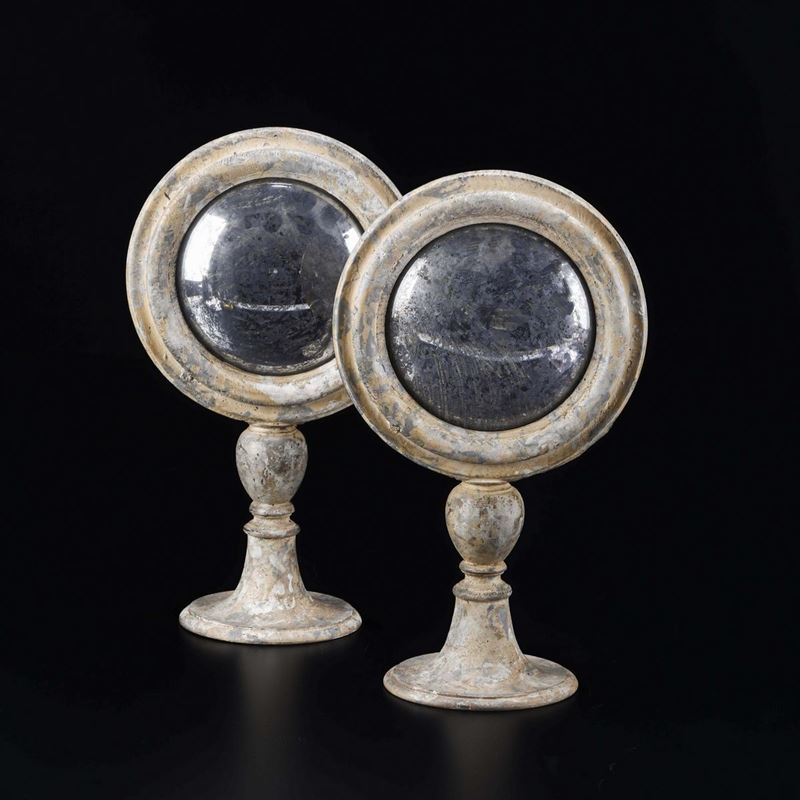 Two convex mirrors on turned and lacquered bases  - Auction Mirabilia Naturalia - Cambi Casa d'Aste
