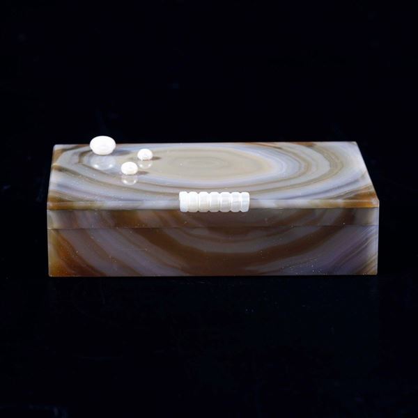 Agate chest with pearls and mother-of-pearl resin