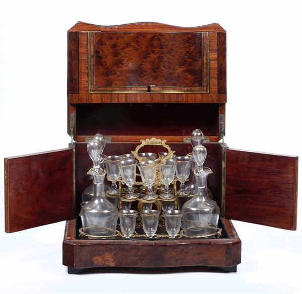 Set da liquore con bicchierini e bottiglie in vetro, entro custodia in legno lastronato. XIX secolo