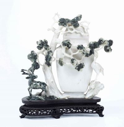 Vaso con Coperchio Scolpito in Giadeite con Figure di Cervi tra gli Alberi Difetti, Cina, XX Seco...