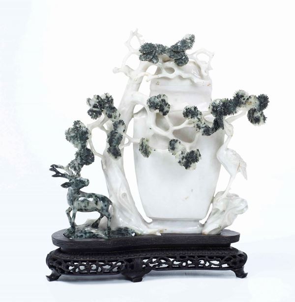 Vaso con coperchio scolpito in giadeite con figure di cervi tra gli alberi difetti, Cina, XX secolo