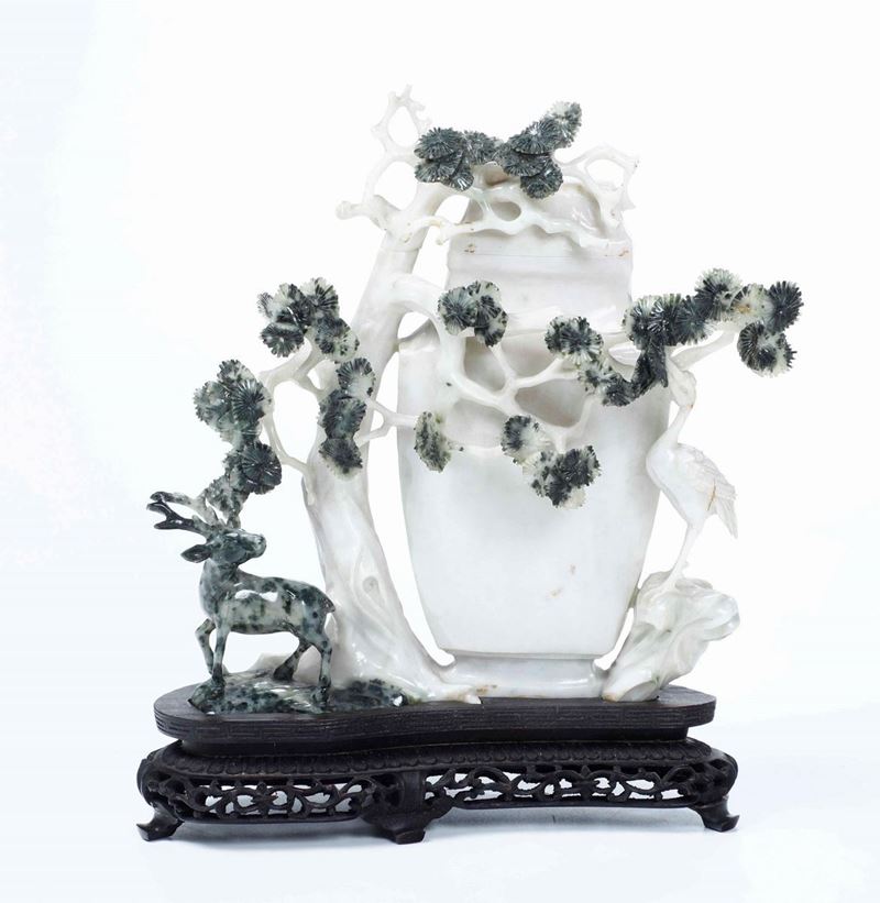 Vaso con coperchio scolpito in giadeite con figure di cervi tra gli alberi difetti, Cina, XX secolo  - Auction Asian Art | Cambi Time - Cambi Casa d'Aste