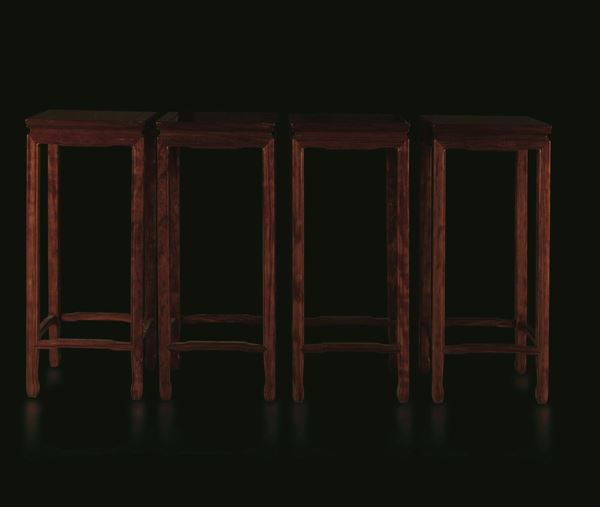 Quattro stands in legno di Hongmu, Cina, XX secolo