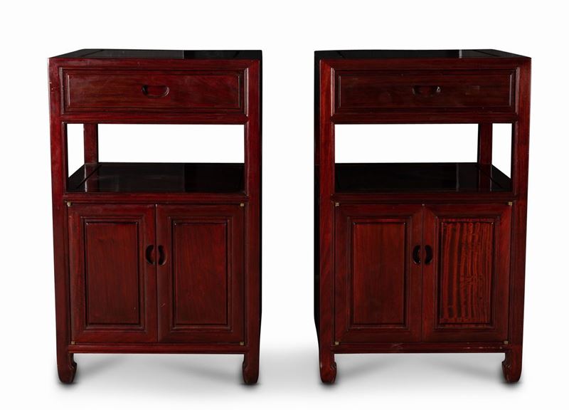 Coppia di mobiletti con ante e cassetto in legno di Hongmu, Cina, XX secolo  - Asta Arte Orientale | Cambi Time - Cambi Casa d'Aste