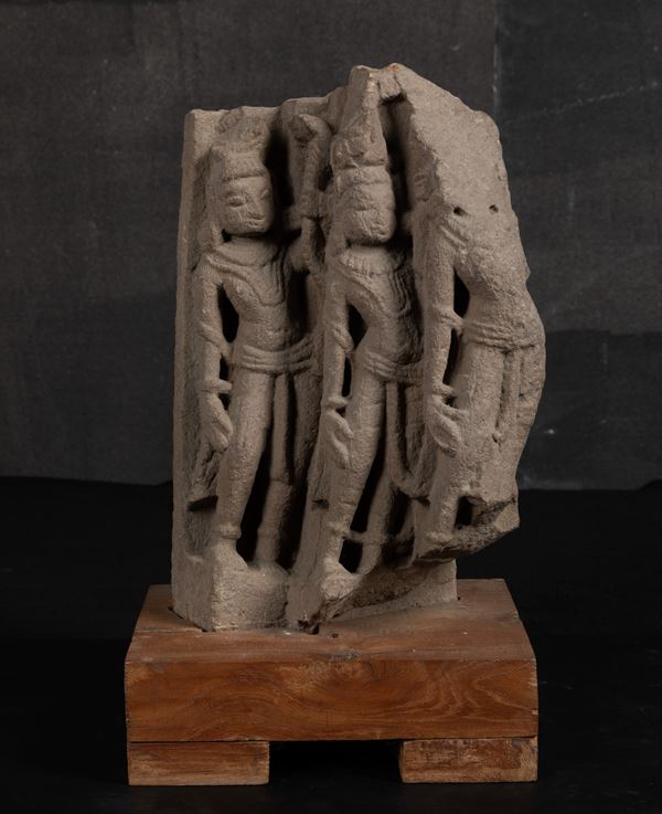 Stele in pietra raffigurante tre divinità stanti, India, Pala-period, XIII-XIV secolo