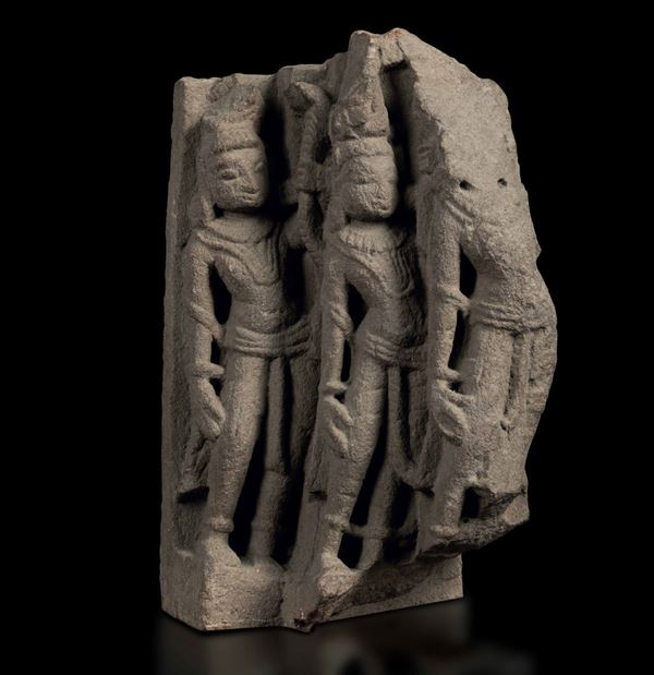 Stele in pietra raffigurante tre divinità stanti, India, Pala-period, XIII-XIV secolo