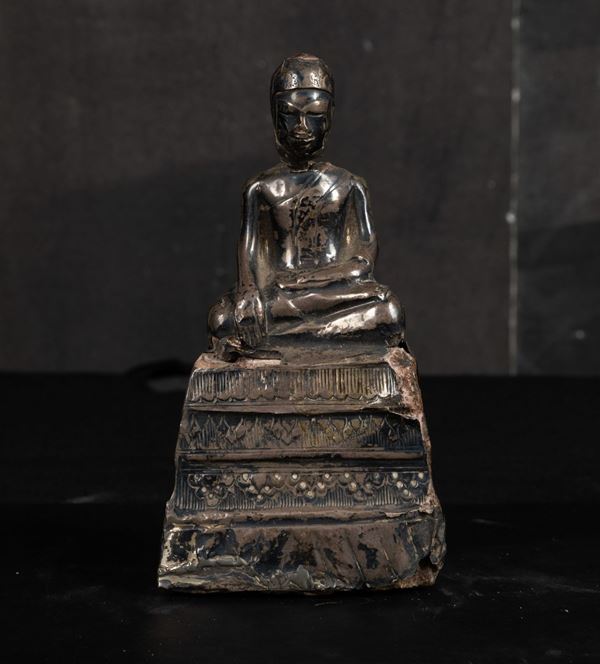 Figura di Buddha Amitayus seduto su piedistallo rivestita in lamina metallica, Thailandia, XIX secolo