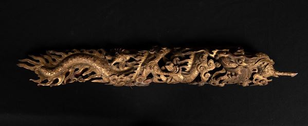 Fregio a foggia di drago scolpito in legno dorato, Indonesia, XIX secolo