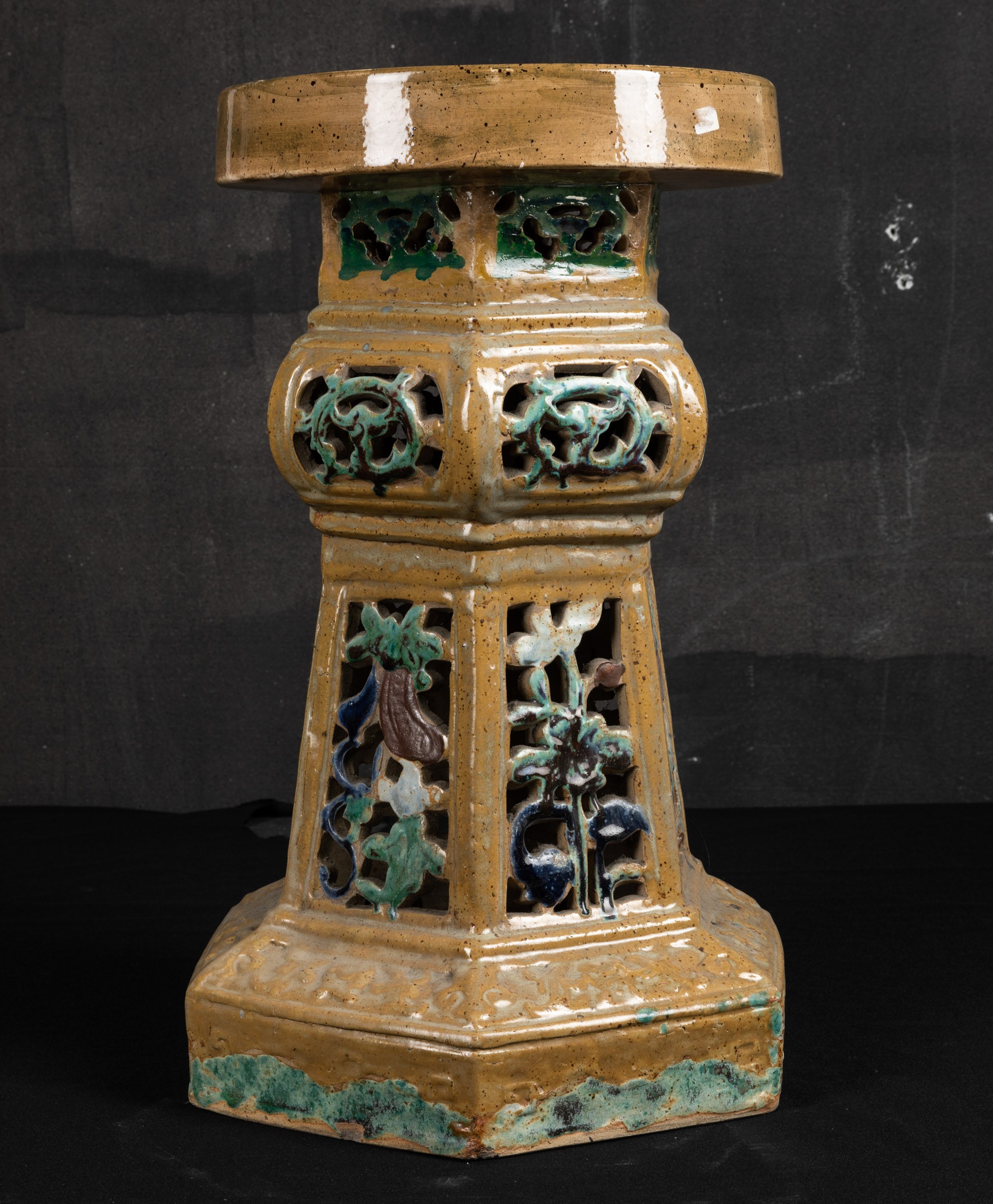 Elemento in Terracotta Smaltata con Decori Floreali a Traforo, Cina, Dinastia Qing, XIX Secolo