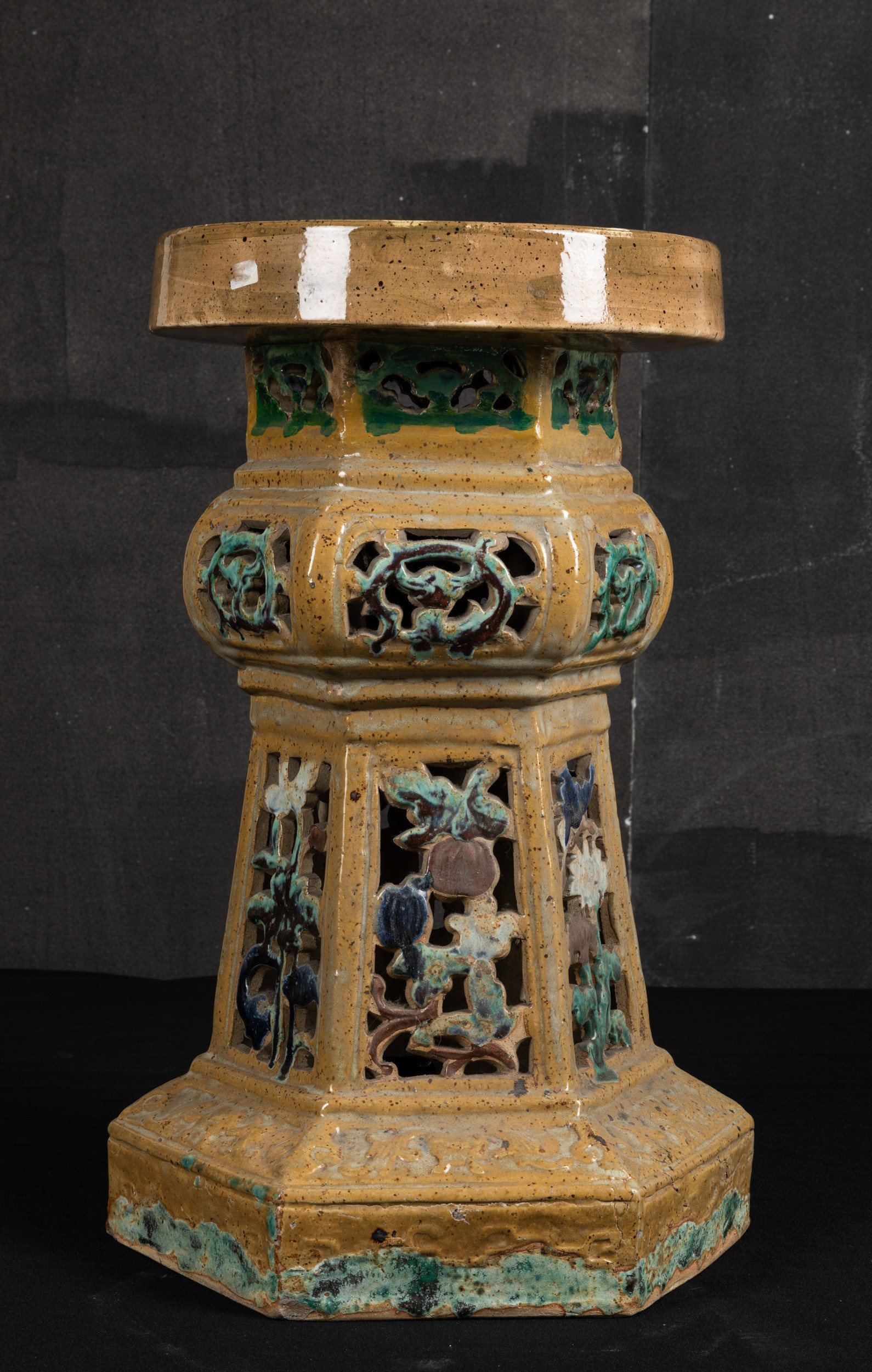 Elemento in Terracotta Smaltata con Decori Floreali a Traforo, Cina, Dinastia Qing, XIX Secolo