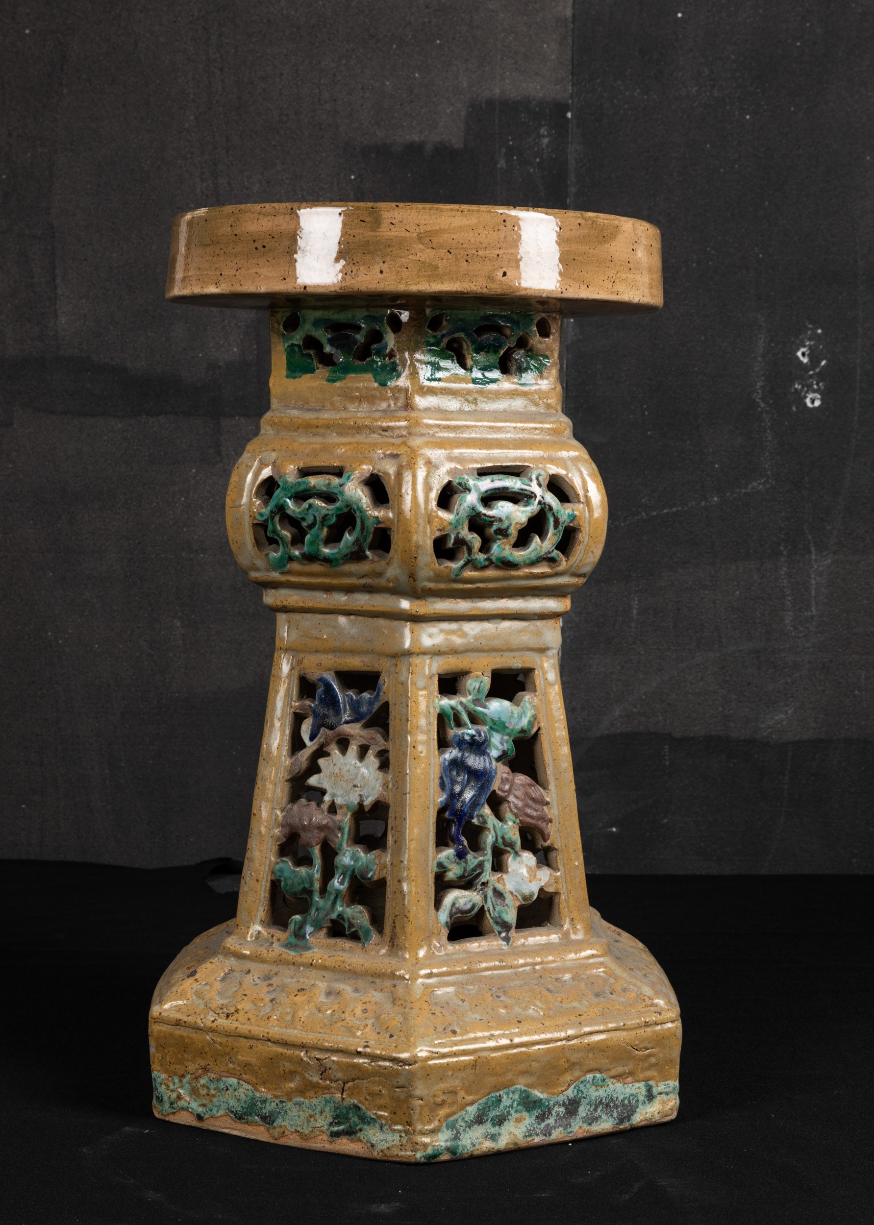 Elemento in Terracotta Smaltata con Decori Floreali a Traforo, Cina, Dinastia Qing, XIX Secolo