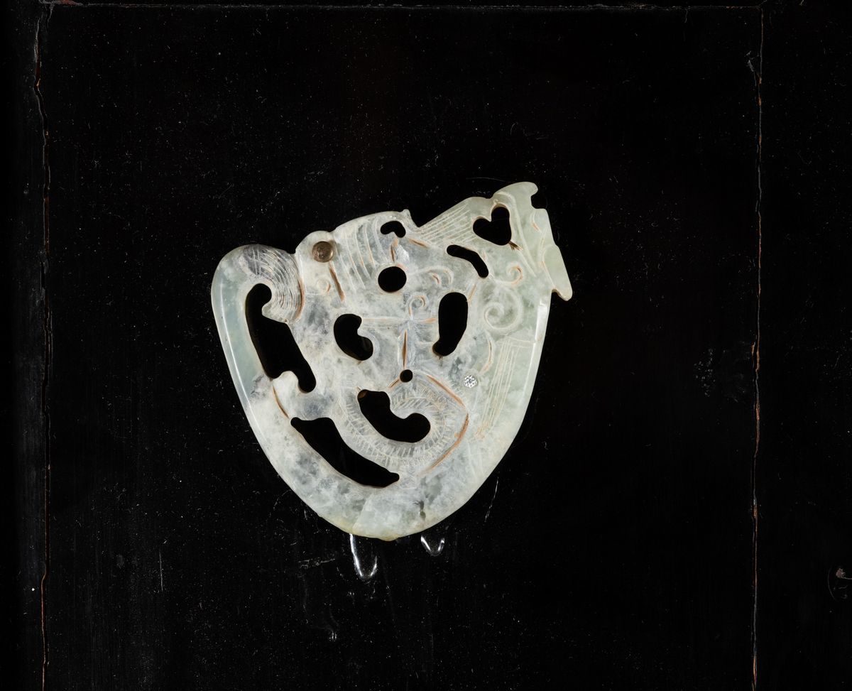 Armadio a quattro ante, legno laccato con placche in giada traforata, Cina, XX secolo