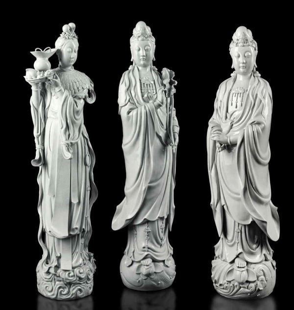 Tre grandi figure in porcellana Blanc de Chine raffiguranti Guanyin e fanciulle, Cina, Dinastia Qing, XIX secolo