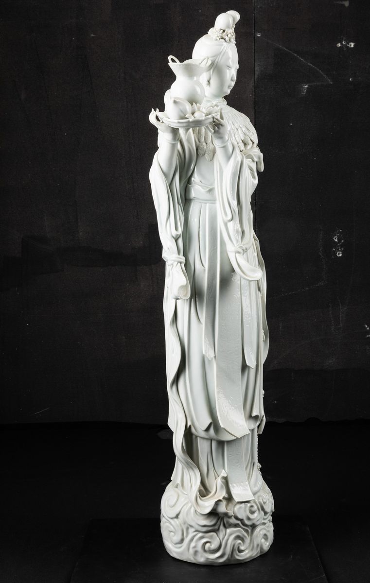 Tre Grandi Figure in Porcellana Blanc De Chine Raffiguranti Guanyin e Fanciulle, Cina, Dinastia Q...