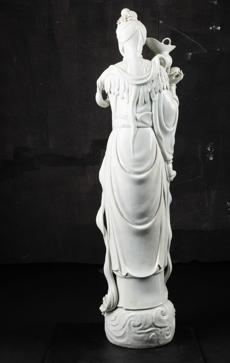 Tre Grandi Figure in Porcellana Blanc De Chine Raffiguranti Guanyin e Fanciulle, Cina, Dinastia Q...