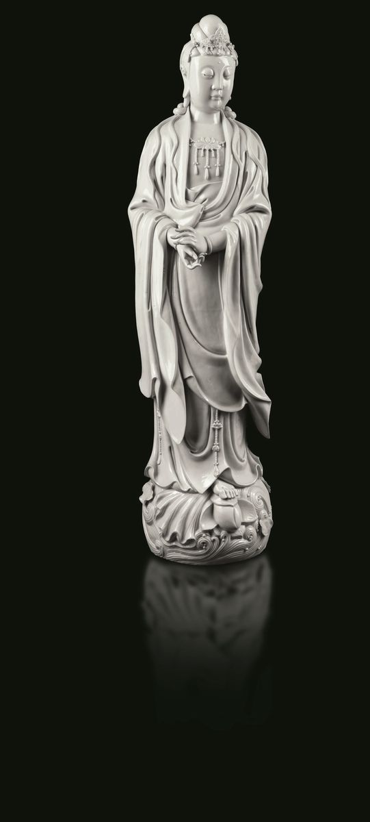 Tre Grandi Figure in Porcellana Blanc De Chine Raffiguranti Guanyin e Fanciulle, Cina, Dinastia Q...