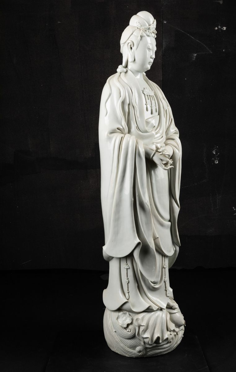 Tre Grandi Figure in Porcellana Blanc De Chine Raffiguranti Guanyin e Fanciulle, Cina, Dinastia Q...