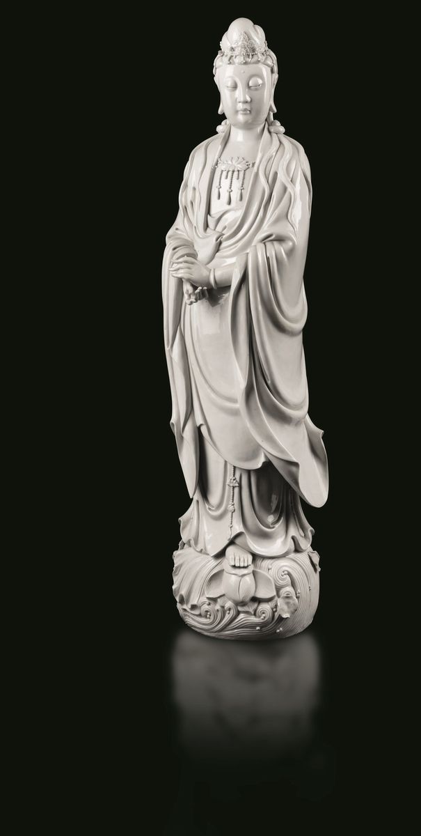 Tre Grandi Figure in Porcellana Blanc De Chine Raffiguranti Guanyin e Fanciulle, Cina, Dinastia Q...