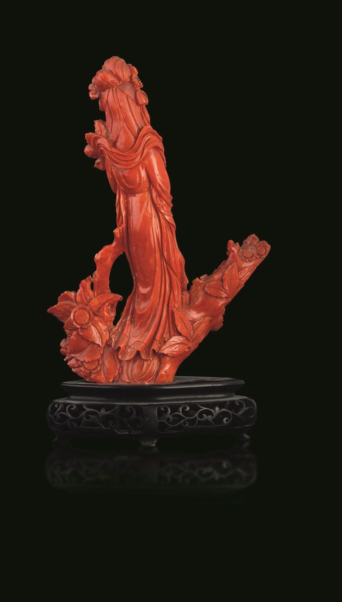Gruppo Scolpito in Corallo Raffigurante Fanciulla con Fiori e Pesche, Cina, Inizi XX Secolo