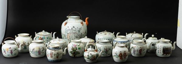Collezione composta da diciotto teiere in porcellana di forme e dimensioni diverse, Cina, Dinastia Qing, XIX secolo