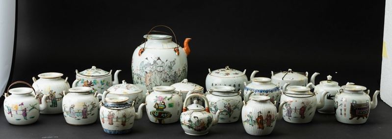 Collezione composta da diciotto teiere in porcellana di forme e dimensioni diverse, Cina, Dinastia Qing, XIX secolo  - Asta Chinese Works of Art - II - Cambi Casa d'Aste