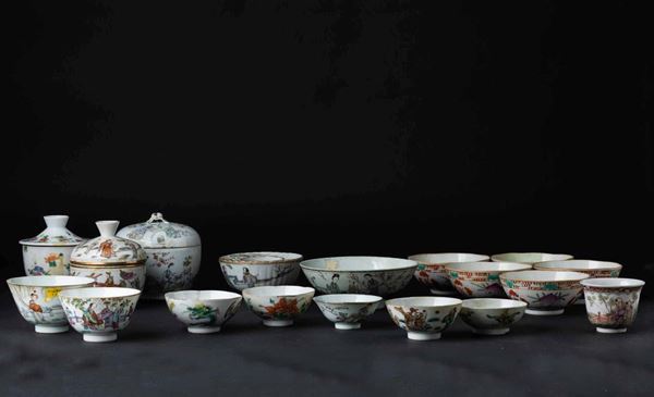 Collezione composta da quindici ciotole e tre coppe con coperchio in porcellana Famiglia Rosa di forme e dimensioni diverse, Cina, Dinastia Qing, XIX secolo