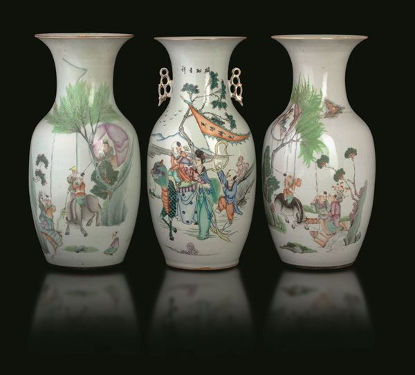 Collezione composta da tredici vasi in porcellana con varie raffigurazioni e iscrizioni, Cina, Dinastia  [..]