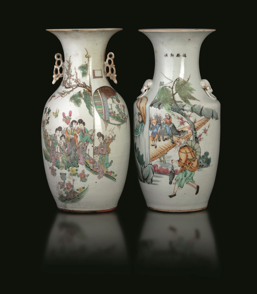 Collezione Composta da Tredici Vasi in Porcellana con Varie Raffigurazioni e Iscrizioni, Cina, Di...