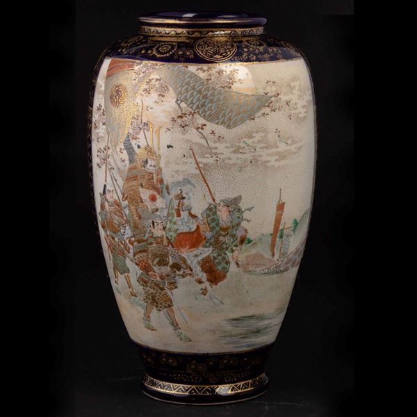 Vaso in porcellana Satsuma con raffigurazioni di guerrieri entro riserve, Giappone, periodo Meiji (1868-1912)