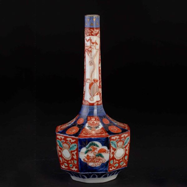 Vaso a bottiglia in porcellana Imari con decori floreali, Giappone, periodo Meiji (1868-1912)