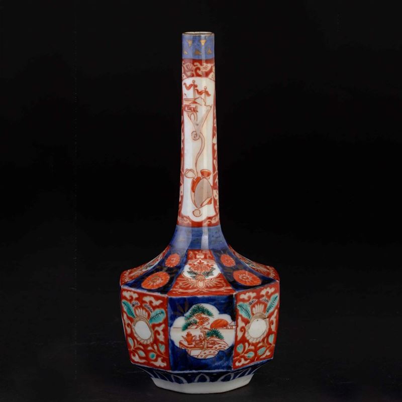 Vaso a bottiglia in porcellana Imari con decori floreali, Giappone, periodo Meiji (1868-1912)  - Asta Chinese Works of Art - II - Cambi Casa d'Aste
