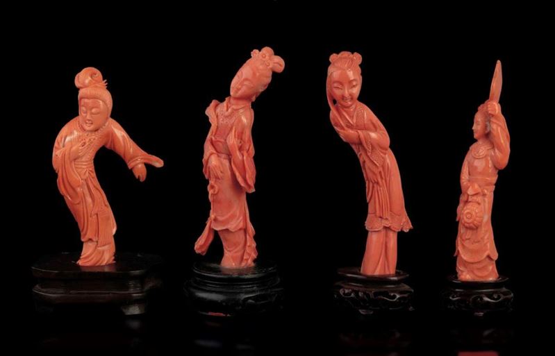 Quattro figure scolpite in corallo raffiguranti fanciulle, Cina, inizi XX secolo  - Asta Fine Chinese Works of Art - I - Cambi Casa d'Aste