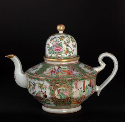 Teiera in Porcellana Famiglia Rosa con Decori Floreali, Scene di Vita Comune e Soggetti Naturalis...