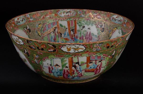 Bowl in porcellana Famiglia Rosa con decori floreali e scene di vita comune entro riserve, Cina, Canton, Dinastia Qing, XIX secolo