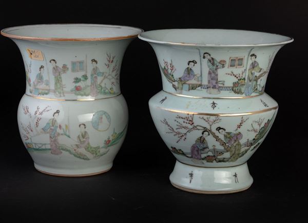 Due vasi a tromba in porcellana con figure femminili e iscrizioni, Cina, Dinastia Qing, XIX secolo