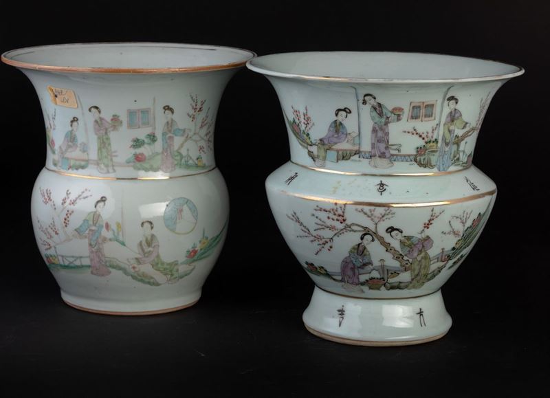 Due vasi a tromba in porcellana con figure femminili e iscrizioni, Cina, Dinastia Qing, XIX secolo  - Asta Chinese Works of Art - II - Cambi Casa d'Aste