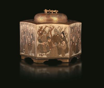 Zuppiera in Porcellana Satsuma con Coperchio e Figure di Saggi, Giappone, Periodo Meiji (1868-191...