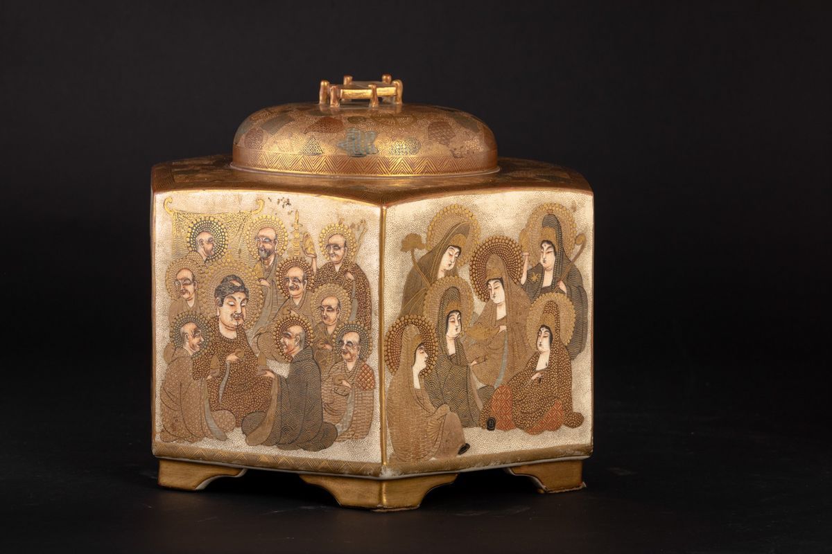 Zuppiera in Porcellana Satsuma con Coperchio e Figure di Saggi, Giappone, Periodo Meiji (1868-191...
