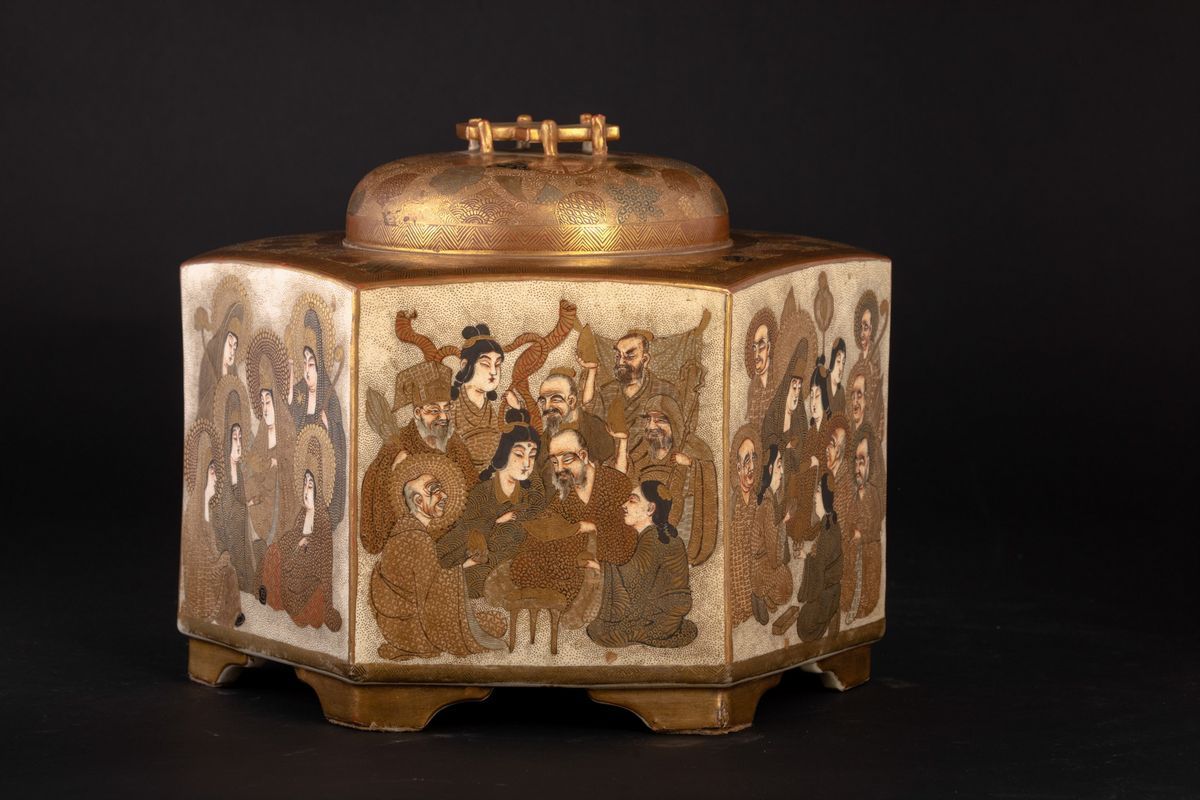 Zuppiera in Porcellana Satsuma con Coperchio e Figure di Saggi, Giappone, Periodo Meiji (1868-191...
