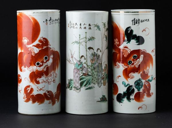 Lotto composto da tre vasi cilindrici in porcellana con Cani di Pho, figure femminili e iscrizioni, Cina, Dinastia Qing, XIX secolo