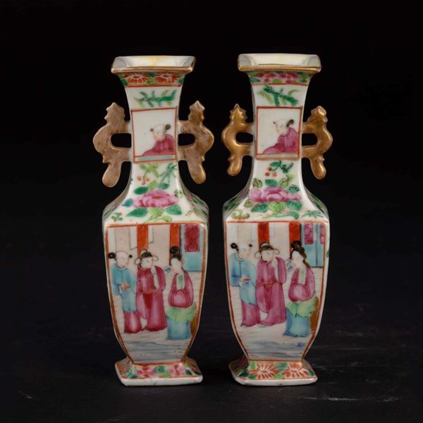 Coppia di piccoli vasi in porcellana Famiglia Rosa con piccole anse sagomate, scene di vita comune e decori floreali, Cina, Canton, Dinastia Qing, XIX secolo