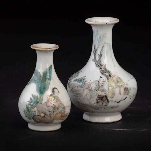 Due piccoli vasi a bottiglia in porcellana con figure e iscrizioni, Cina, Dinastia Qing, XIX secolo