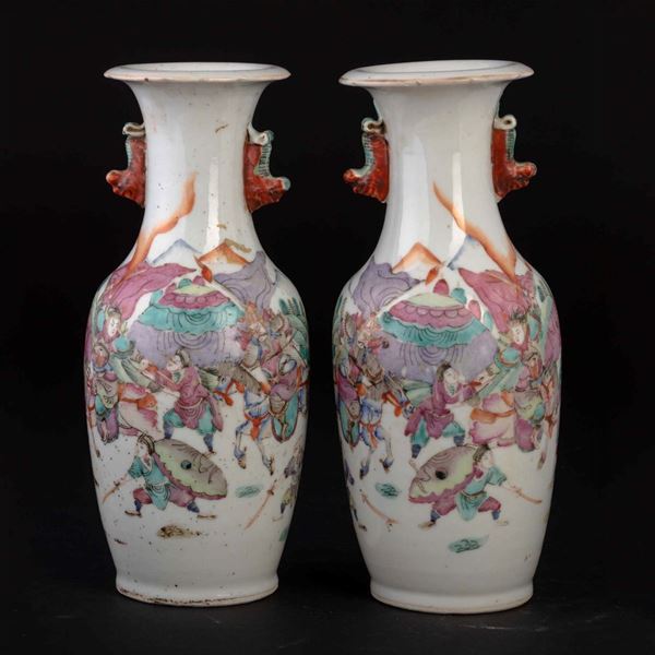 Coppia di vasi in porcellana Famiglia Rosa con guerrieri e figure di draghetto a rilievo, Cina, Dinastia Qing, XIX secolo