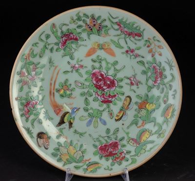 Piatto in Porcellana con Decoro a Farfalle su Fondo Celadon, Cina, Dinastia Qing, XIX Secolo